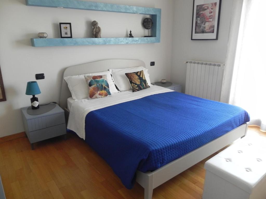 una camera con letto e piumone blu di Hakuna Matata B&B a Pescara