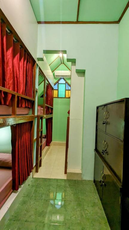 TV a/nebo společenská místnost v ubytování Sleepy Raccoon Hostel
