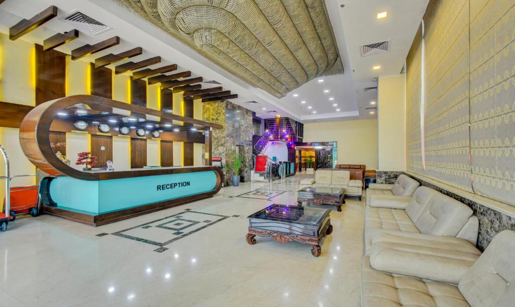 - un salon avec des canapés et une table dans l'établissement Treebo Trend Elysee - Patel Nagar, à Dehradun