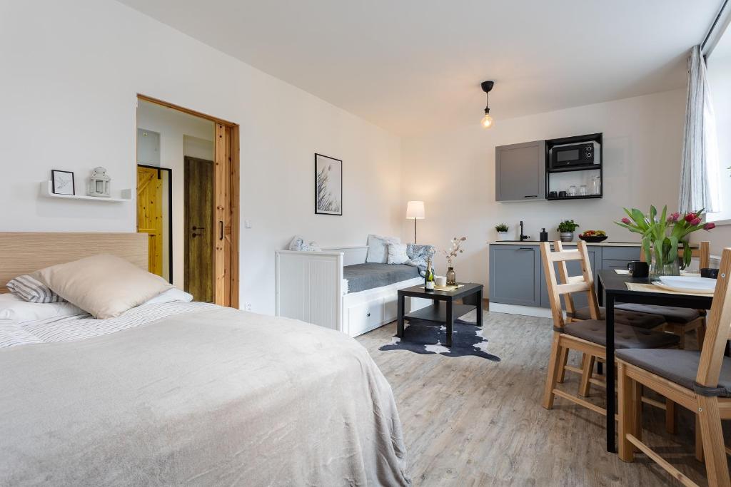 Postel nebo postele na pokoji v ubytování Vlevo dole Koko Apartment by Správa ubytka