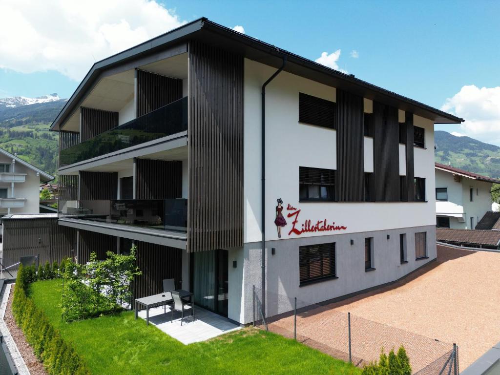 Nespecifikovaný výhled na hory nebo výhled na hory při pohledu z aparthotelu