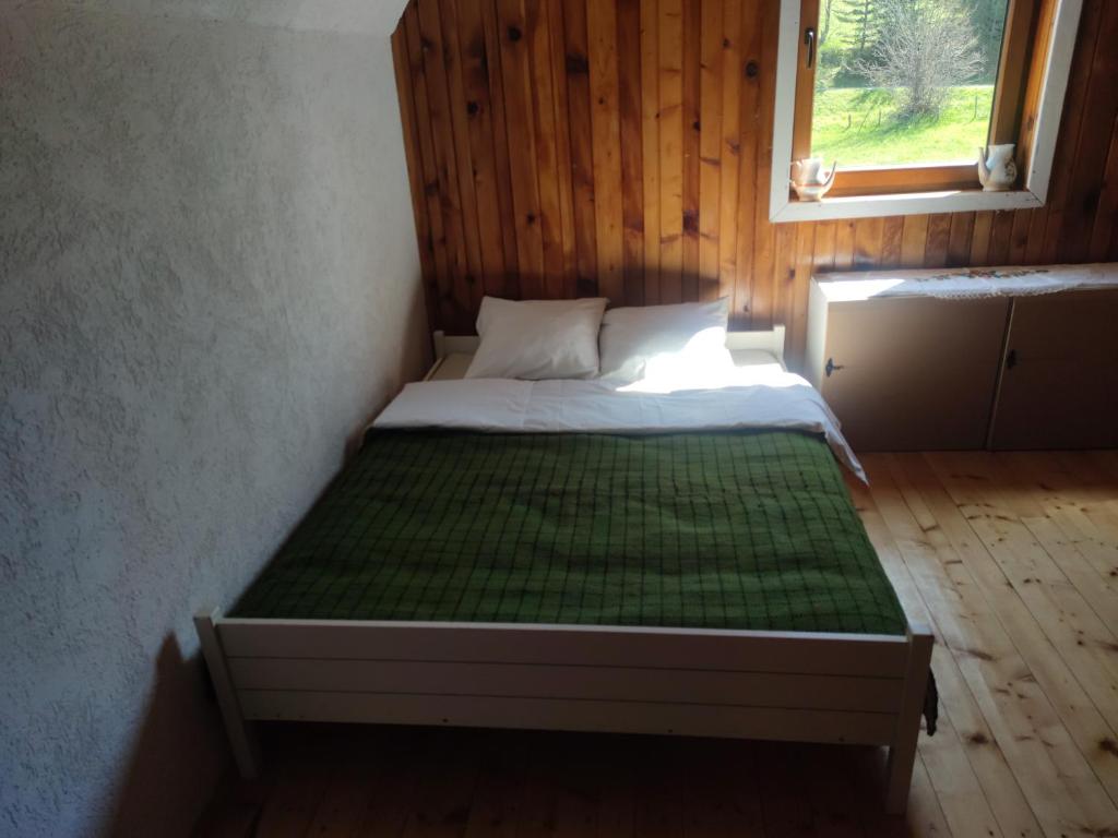 Postel nebo postele na pokoji v ubytování Vukov Konak - Wolf's lodge