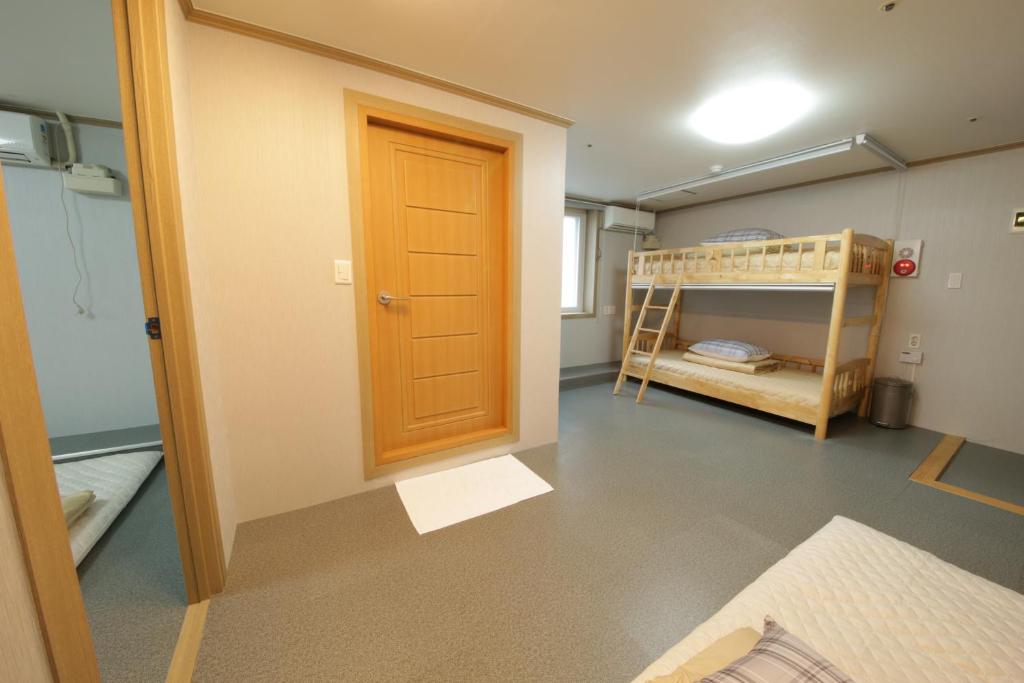Hostel Mihojae Busan - Family Room With Private Bathroom