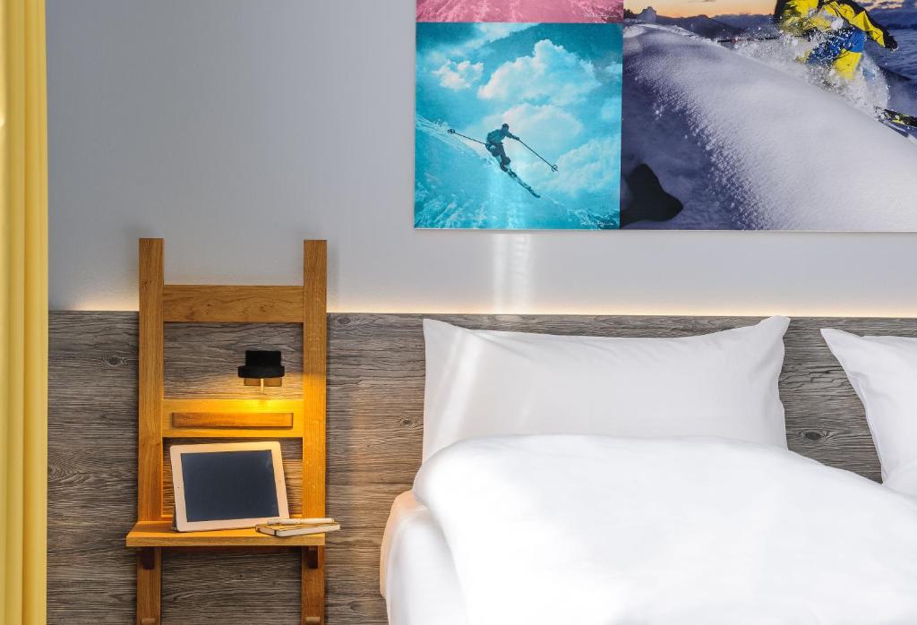 Postel nebo postele na pokoji v ubytování Felix Hotel Kaufbeuren