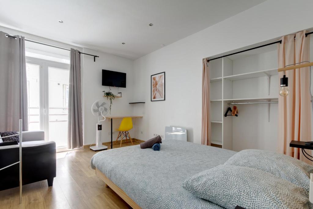 une chambre avec un lit et une grande fenêtre dans l'établissement Sleep in Montpellier, Albert, centre, gare, 4 ch, Tram L1, 2, 3 & 4, à Montpellier