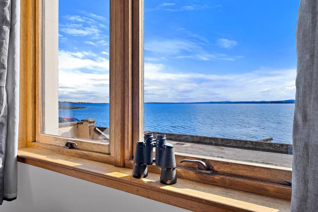 Finest Retreats - The Sea Cottage في أفوتش: نافذة مفتوحة مطلة على المحيط