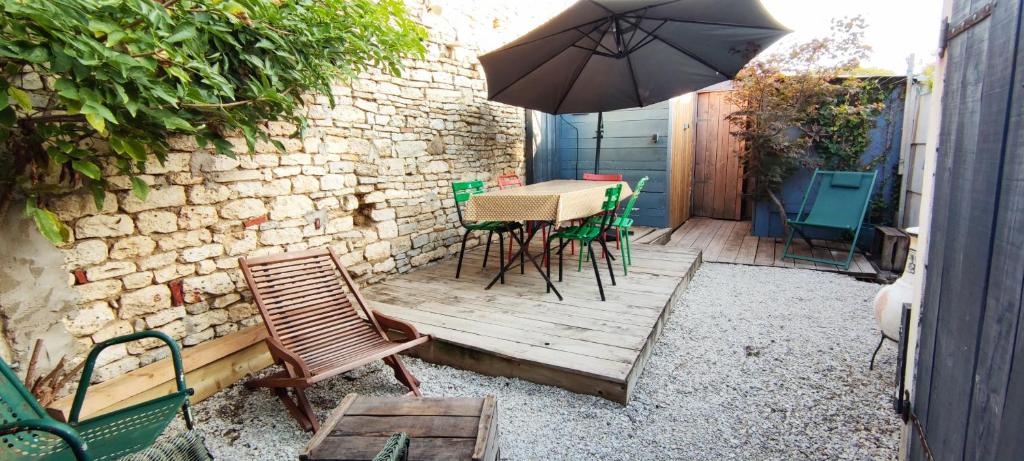 Patio alebo iná vonkajšia časť ubytovania La cachette maison de ville