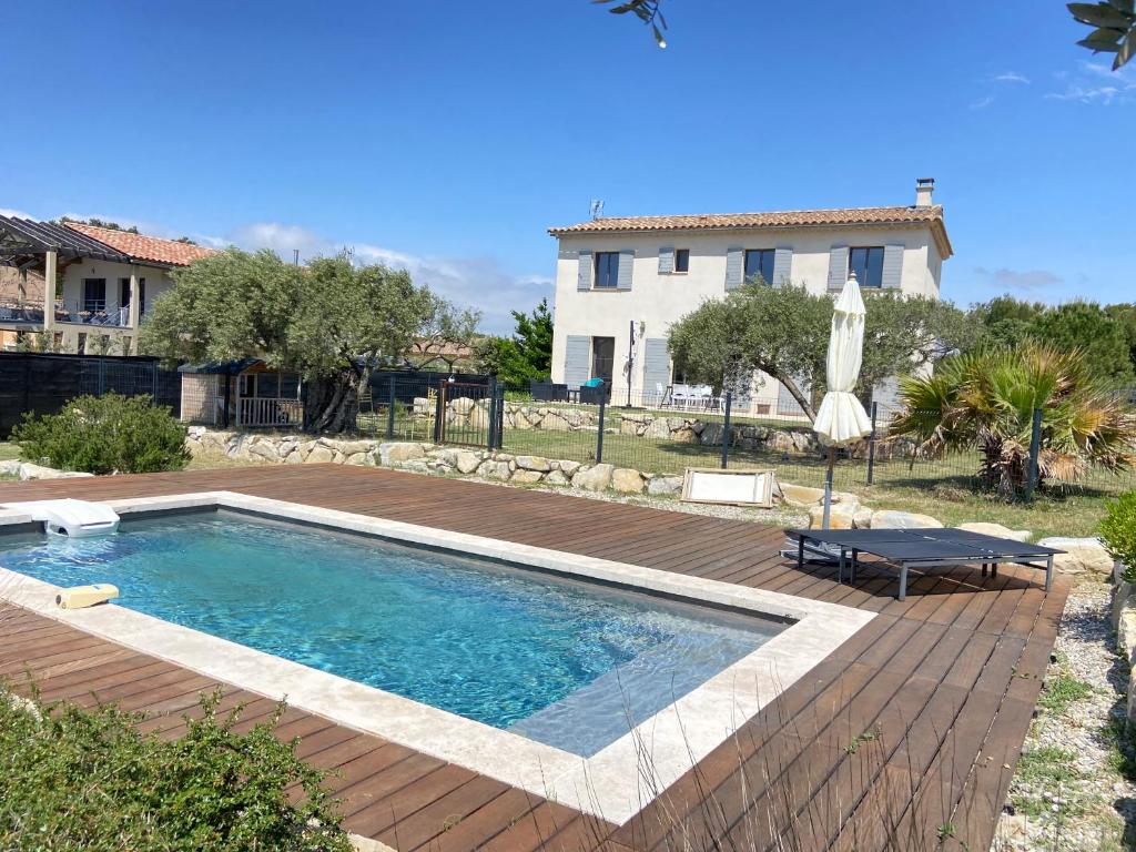 een zwembad voor een huis bij Mas Provençale au calme Piscine in Vacqueyras