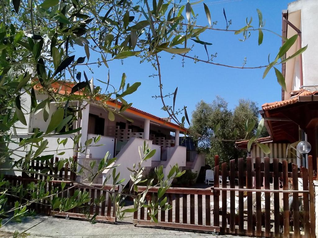 een huis met een houten hek bij Villa Giulia in Vieste