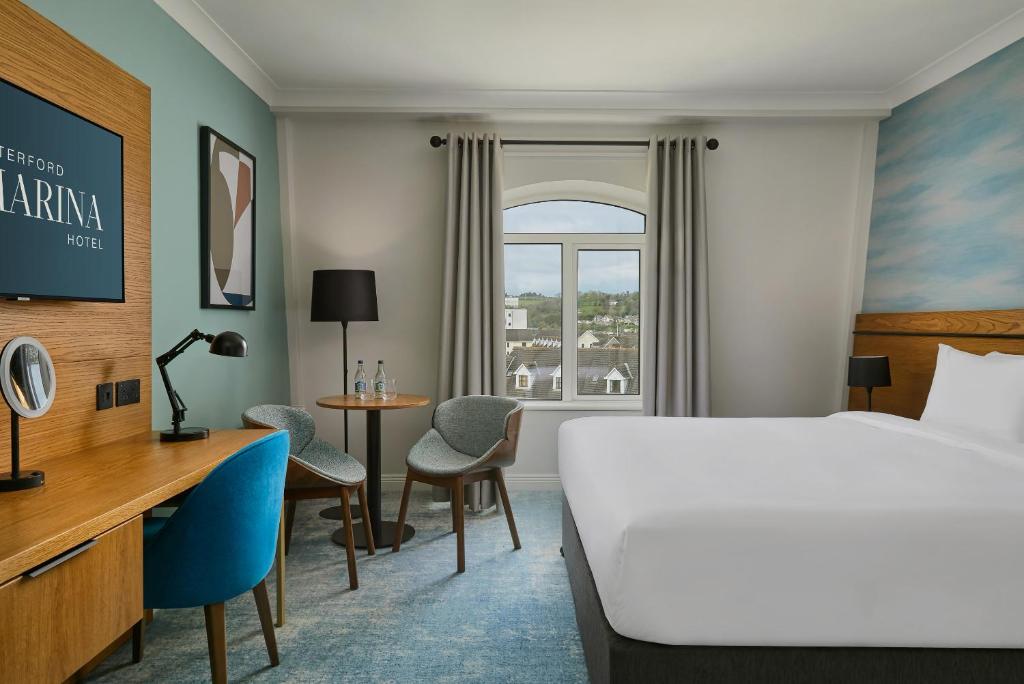 Postel nebo postele na pokoji v ubytování Waterford Marina Hotel