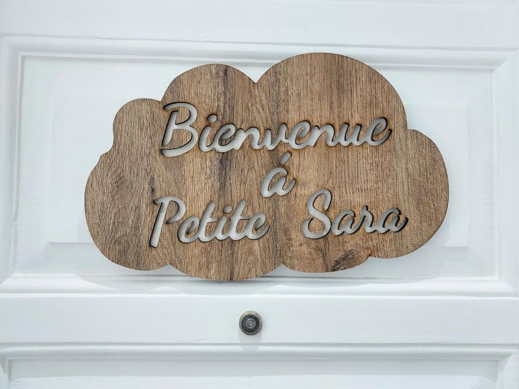 un cartel de madera con las palabras bernine y pita salsa en Petite Sara, en O Carballiño