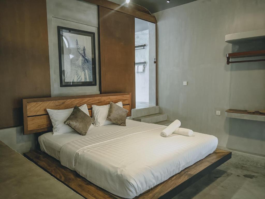 1 dormitorio con 1 cama grande con sábanas blancas en Villa La Plantation en Kampot