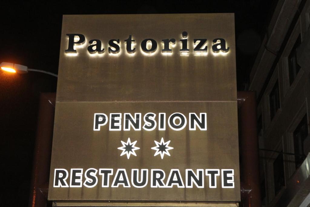 VimianzoにあるPensión Pastorizaの年金受給者の看板