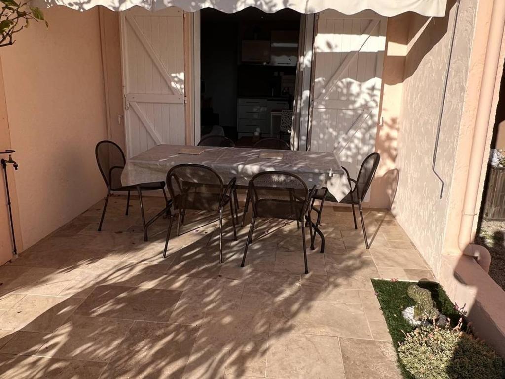 Patio lub wspólna przestrzeń na świeżym powietrzu w obiekcie Appartement rénové 2 chambres avec piscine et tennis à La Croix Valmer - FR-1-726-12