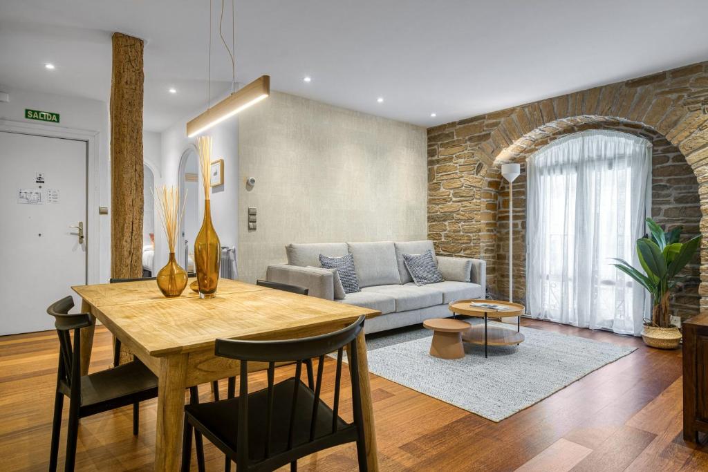 ein Wohnzimmer mit einem Tisch und einem Sofa in der Unterkunft Always Easy I Ondarreta in San Sebastián