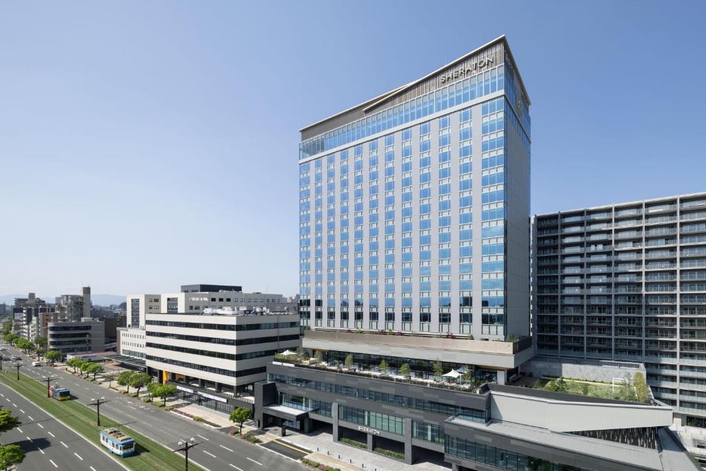 鹿兒島的住宿－Sheraton Kagoshima，城市街道上一座高大的建筑,有很多窗户