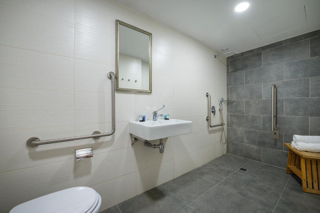Ванная комната в Sahara Hotel Eilat