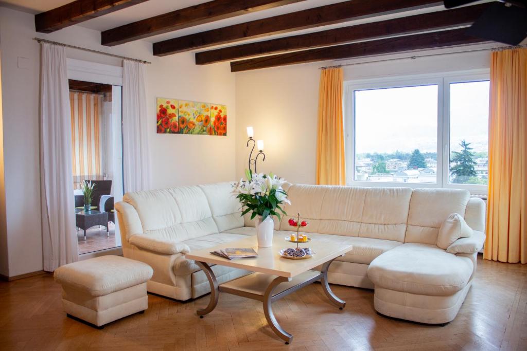 Posezení v ubytování Suite Stays by Hotel La Perla