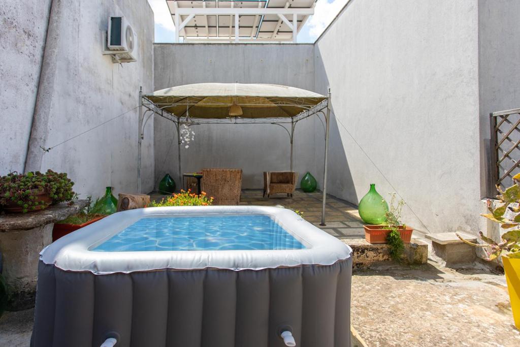 The swimming pool at or close to Casa vacanza Enea con idromassaggio - Apulia Home