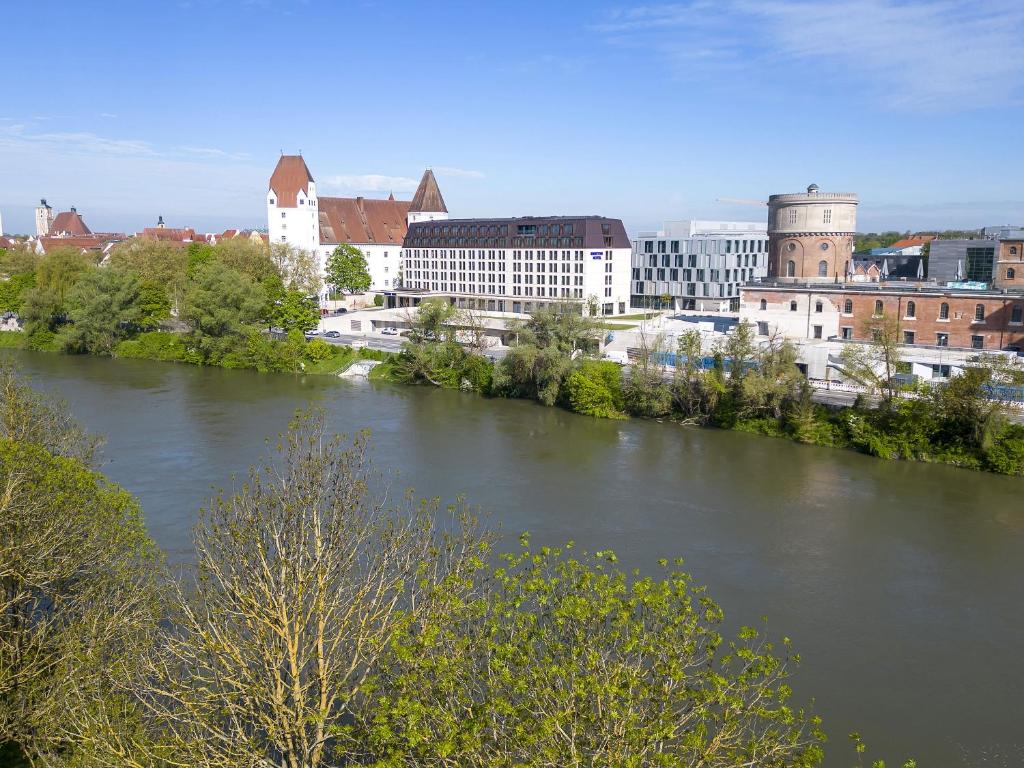 Výhled na řeku, která protéká v blízkosti hotelu