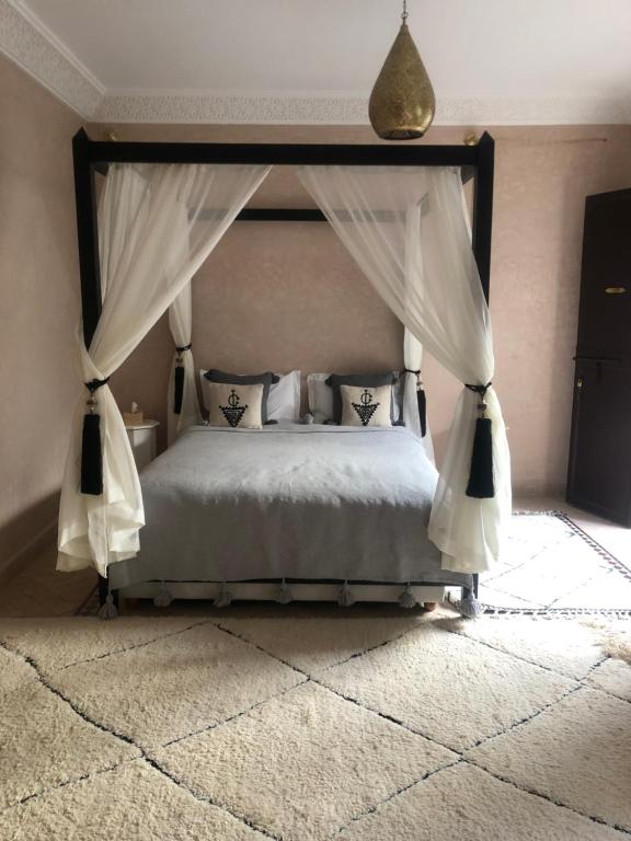 Postel nebo postele na pokoji v ubytování Riad Jolie