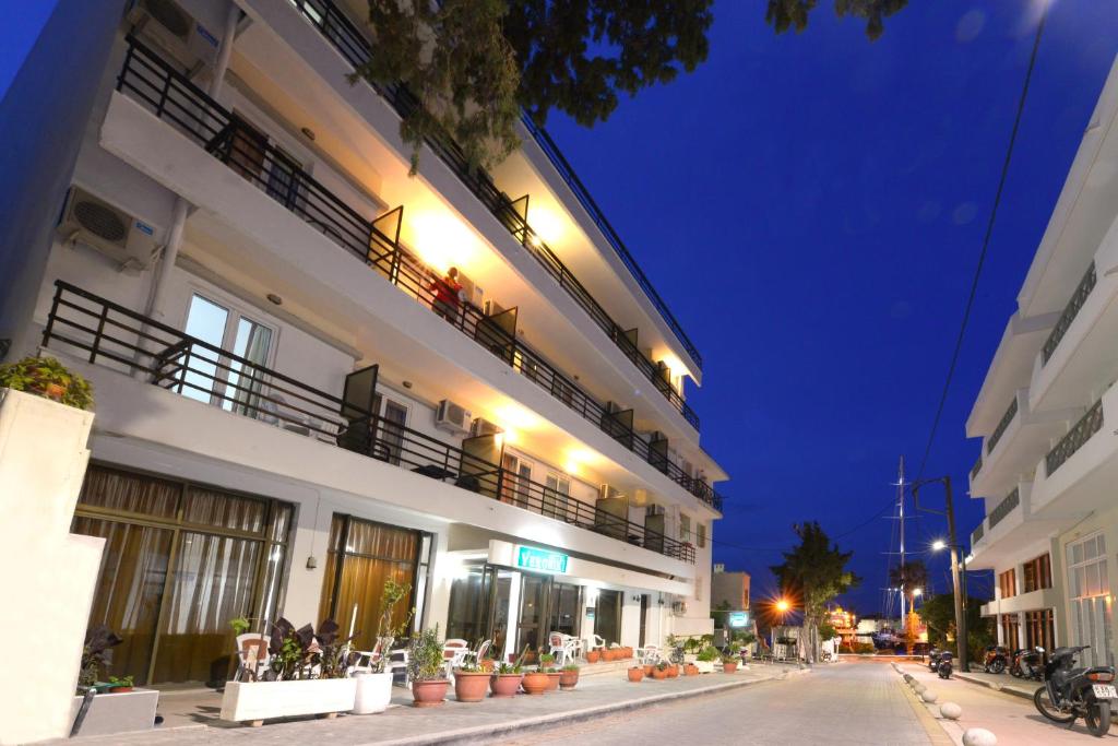 un edificio con plantas a su lado por la noche en Veroniki Hotel, en Cos