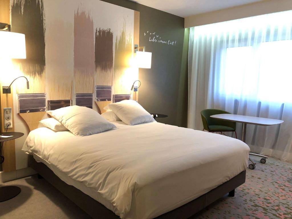 Postel nebo postele na pokoji v ubytování Mercure Reims Parc Des Expositions