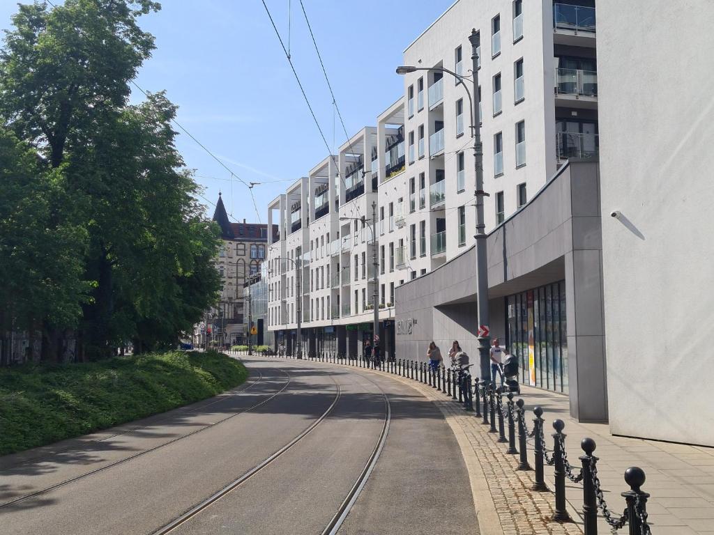 an empty street with a building and a street light at Mostowa 23 HUGO Apartment, self check-in 24h, free parking, air-conditioning in Poznań