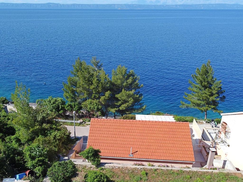 widok z góry na dom z czerwonym dachem w obiekcie Holiday Home Anderson by Interhome w mieście Prigradica