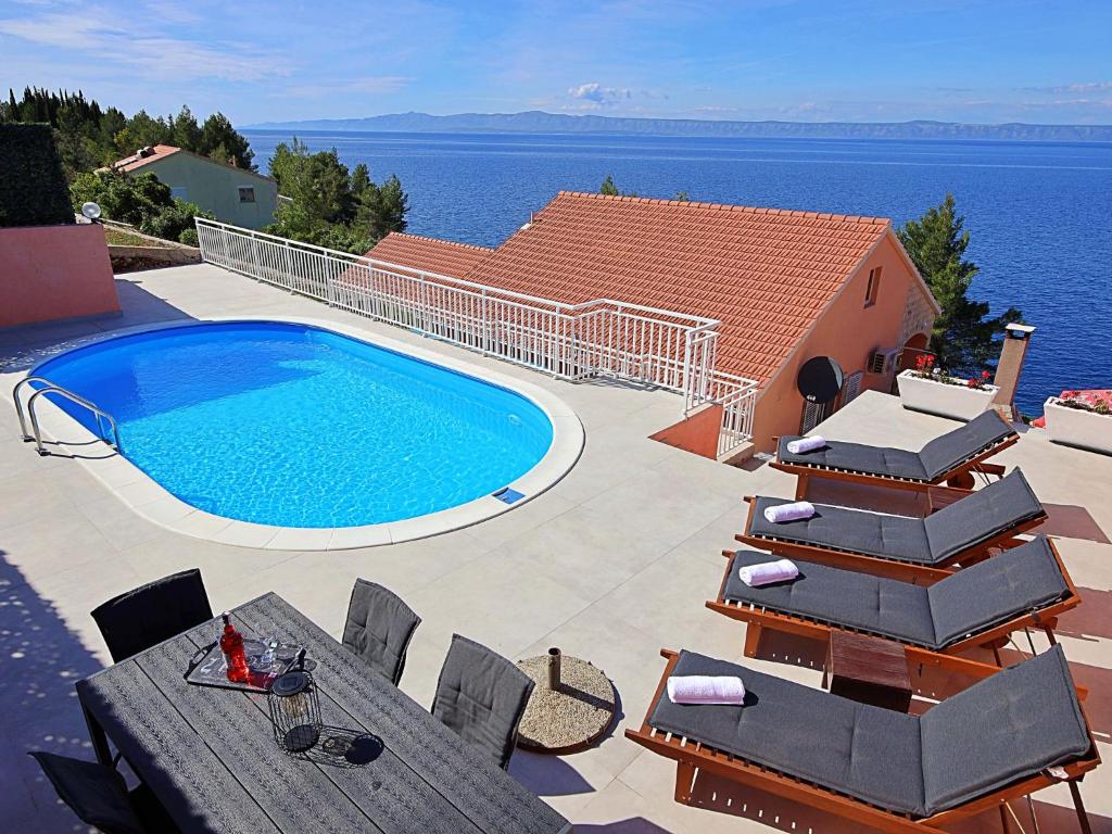 een zwembad op een huis met uitzicht op het water bij Holiday Home Damjanović by Interhome in Prigradica