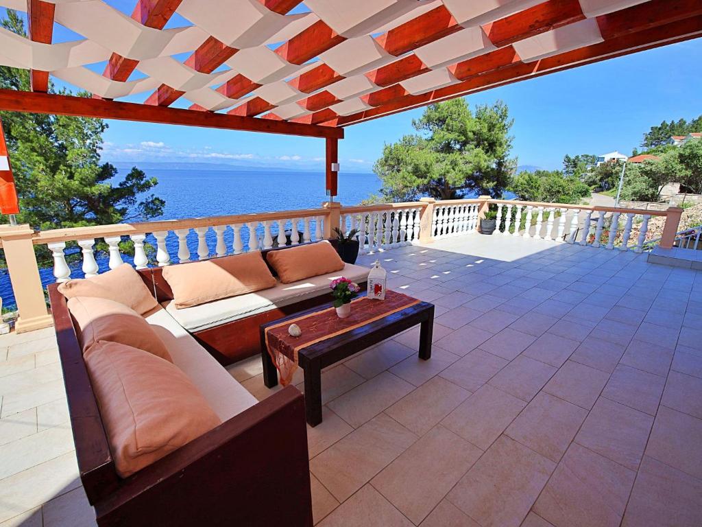 patio z kanapą i stolikiem kawowym w obiekcie Holiday Home Damjanović by Interhome w mieście Prigradica
