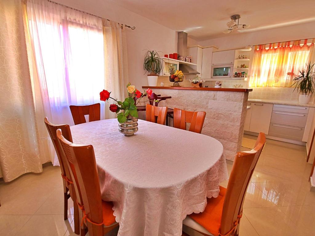 Kuchnia lub aneks kuchenny w obiekcie Holiday Home Damjanović by Interhome