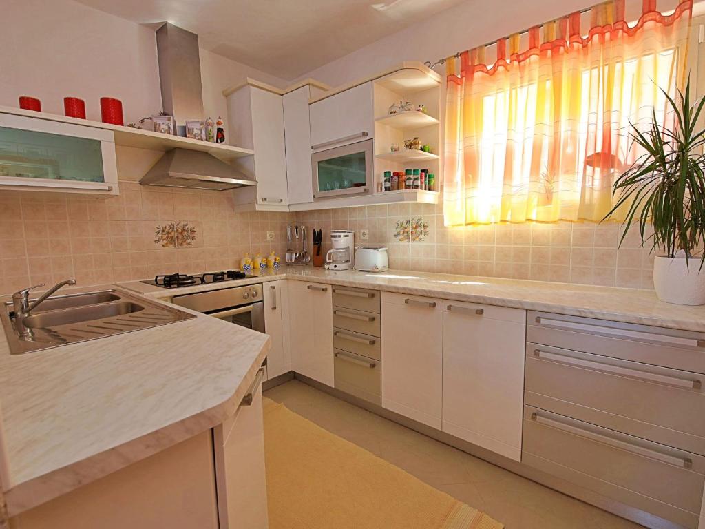 Kuchnia lub aneks kuchenny w obiekcie Holiday Home Damjanović by Interhome