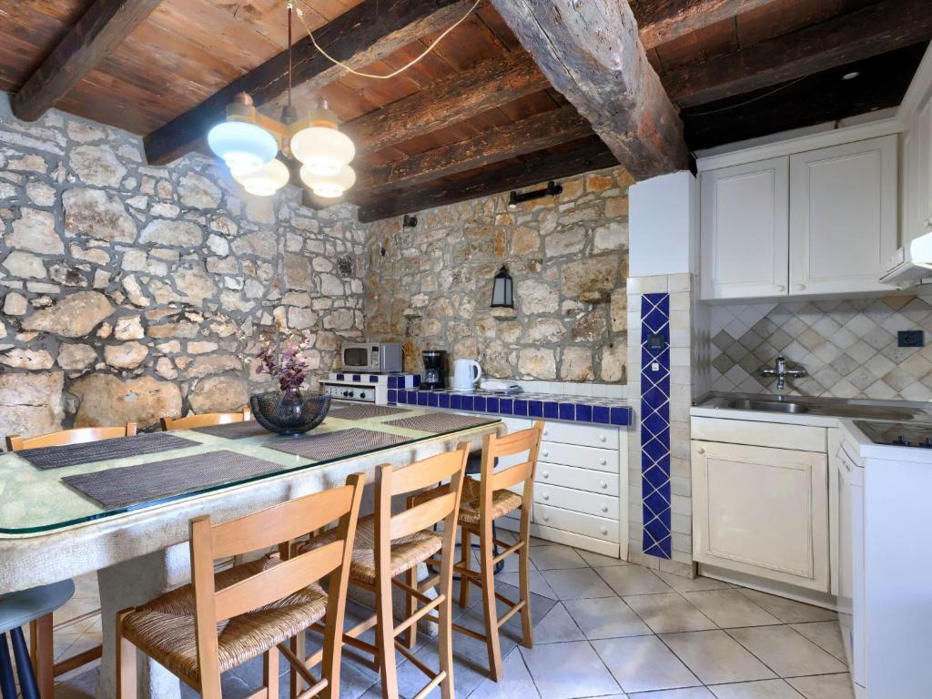 Kuchyňa alebo kuchynka v ubytovaní Holiday Home Erika by Interhome