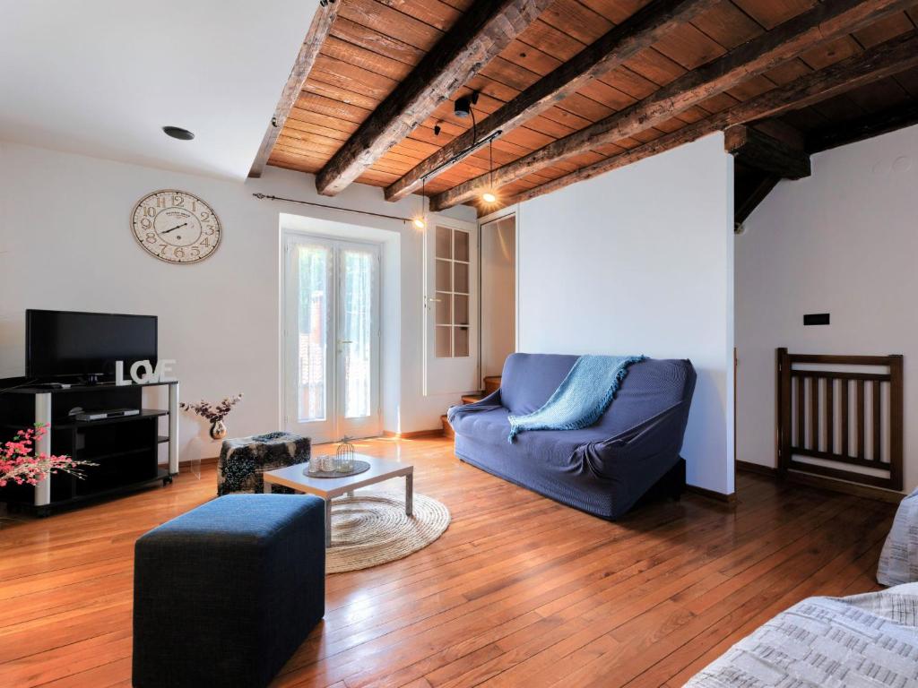 Televízia a/alebo spoločenská miestnosť v ubytovaní Holiday Home Erika by Interhome