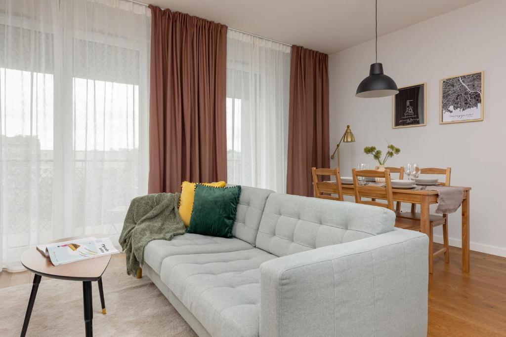 sala de estar con sofá y mesa en Modern Apartment Stalowa 2 bedrooms & Parking by Renters, en Varsovia