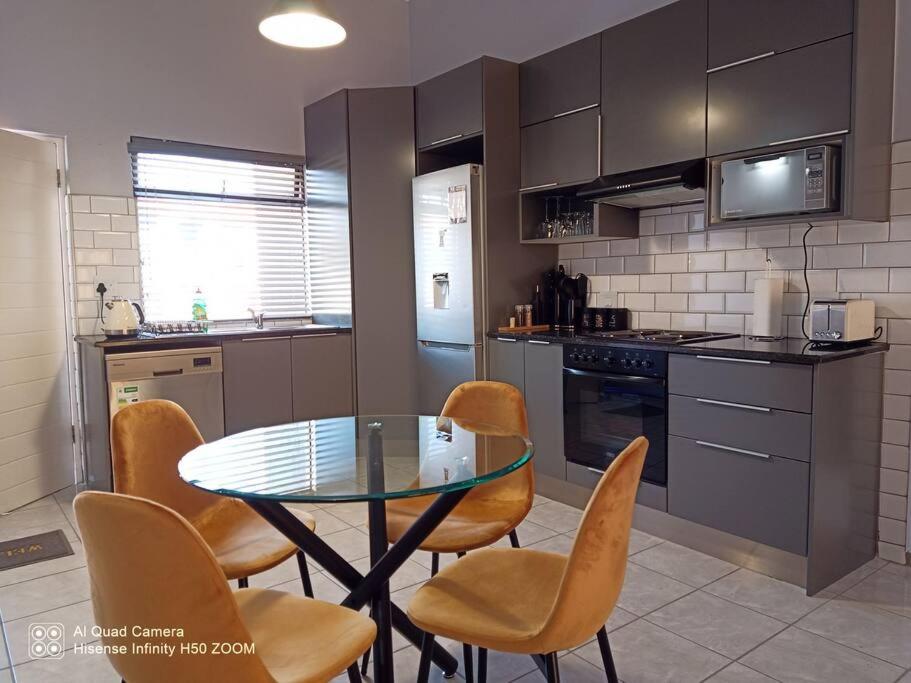 Waterstone Park Apartment, Lombardy East (updated prices 2024)