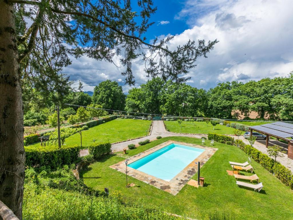 - une vue aérienne sur une cour avec une piscine dans l'établissement Holiday Home L'Orlo del Bosco by Interhome, à Levane