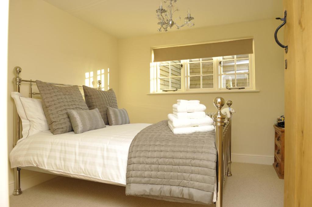 A bed or beds in a room at The Old Joinery 