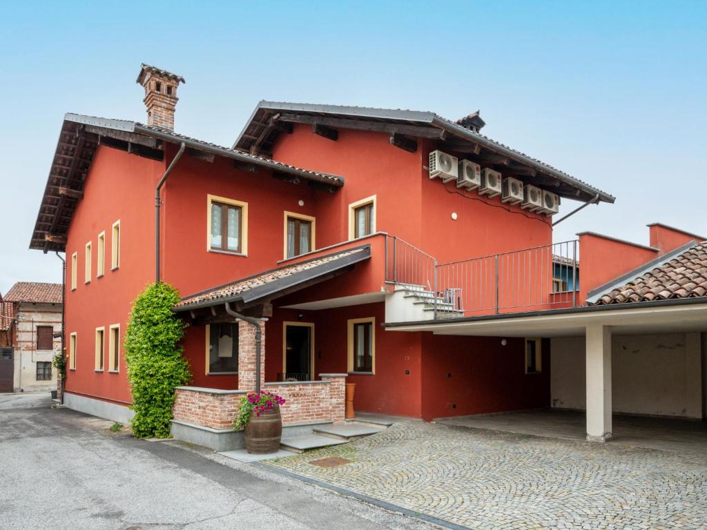 Casa roja con balcón en una calle en Holiday Home La Grotta di Cech by Interhome en Narzole