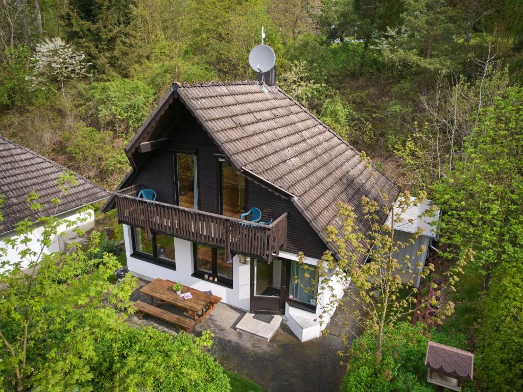 uma vista aérea de uma casa na floresta em Holiday Home Sigi by Interhome em Frankenau