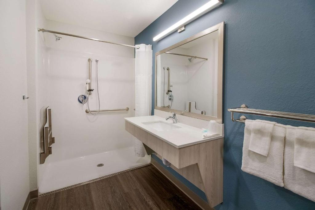 y baño con lavabo blanco y espejo. en WoodSpring Suites Hermitage - Nashville Airport, en Hermitage