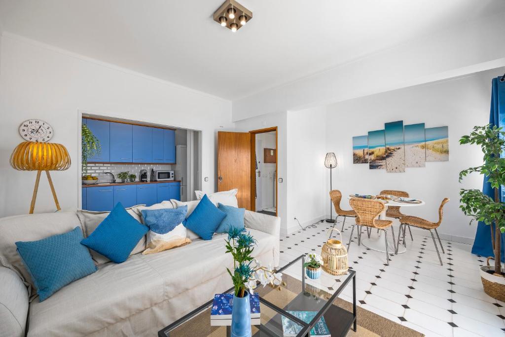 クアルテイラにあるCosy Penthouse Apartment with Large Terrace & Seaviewのリビングルーム(ソファ、テーブル付)