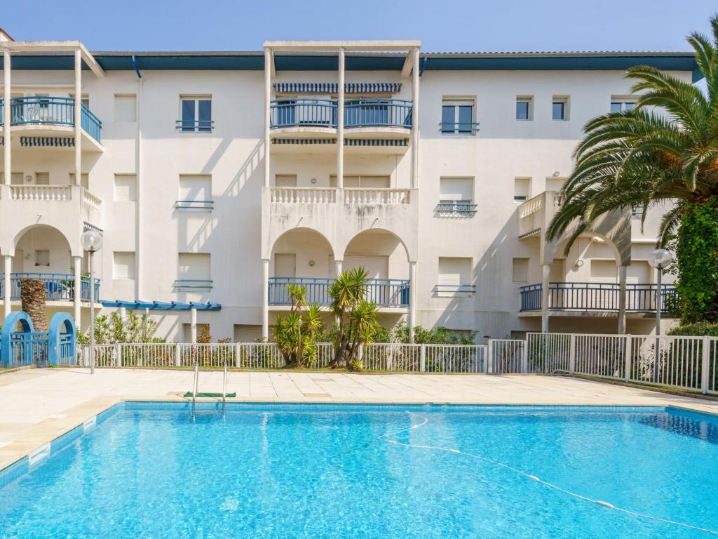 - une piscine en face d'un immeuble dans l'établissement Apartment Résidence Tingitana-4 by Interhome, à Saint-Jean-de-Luz