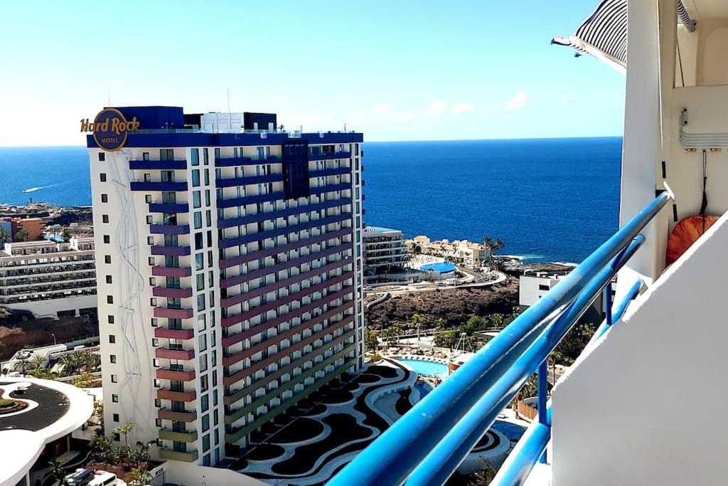 desde el balcón de un edificio con un tobogán en Luxury Kim Apartment, Ocean View & Wifi Free, en Playa Paraiso