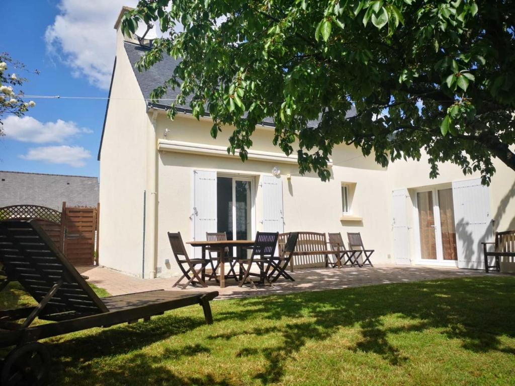 eine Terrasse mit Stühlen und einem Tisch vor einem Haus in der Unterkunft Holiday Home Le Ketch by Interhome in Saint-Philibert