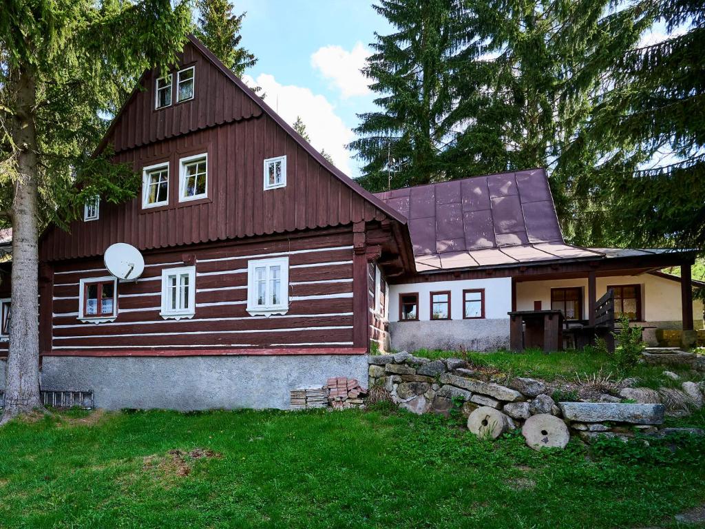 una gran casa de madera frente a un patio en Holiday Home Harrachov 90 by Interhome, en Harrachov