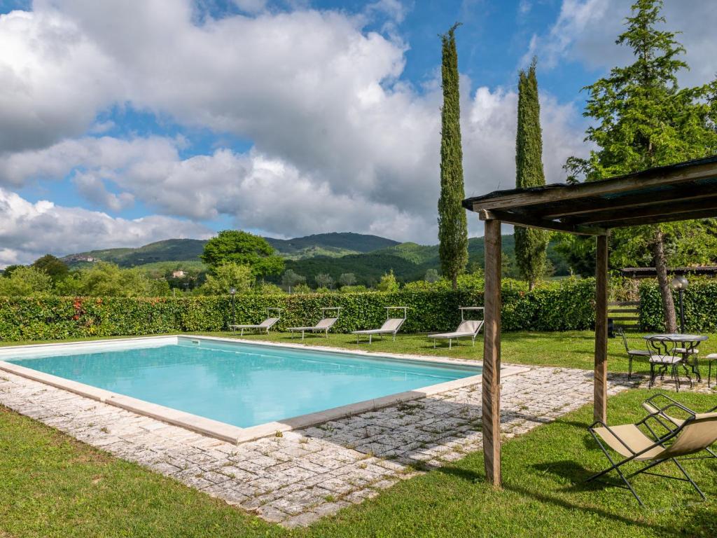 una piscina en un patio con sillas y cenador en Holiday Home Pepi by Interhome, en Gabellino