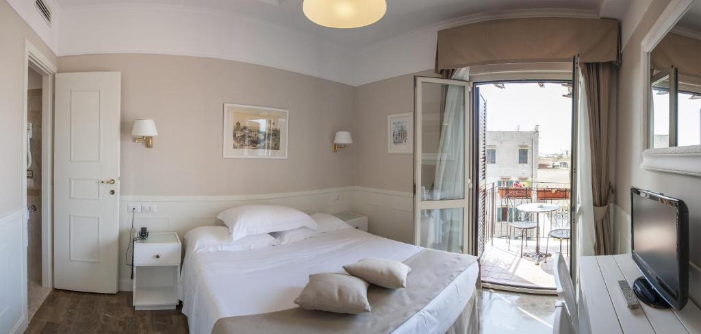 A bed or beds in a room at Hotel Modigliani