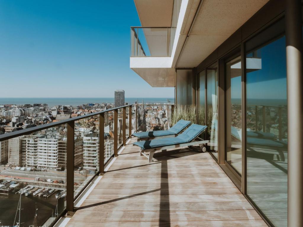 balcón con sillas y vistas a la ciudad en Apartment SKY Tower One by Interhome, en Ostende